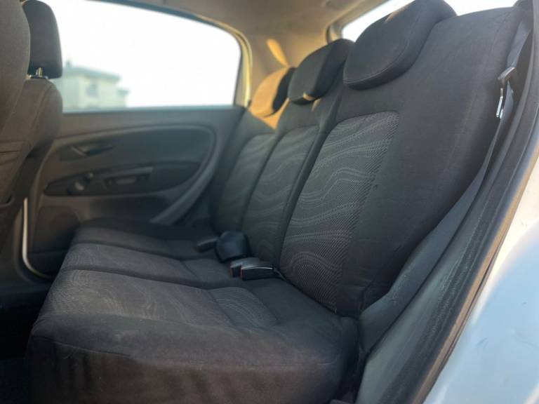 FIAT - PUNTO - 2011/2011 - Branca - R$ 23.900,00