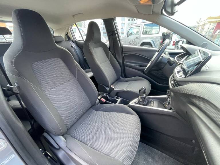 CHEVROLET - ONIX - 2023/2024 - Prata - R$ 72.900,00