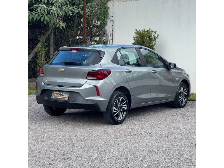 CHEVROLET - ONIX - 2023/2024 - Prata - R$ 72.900,00