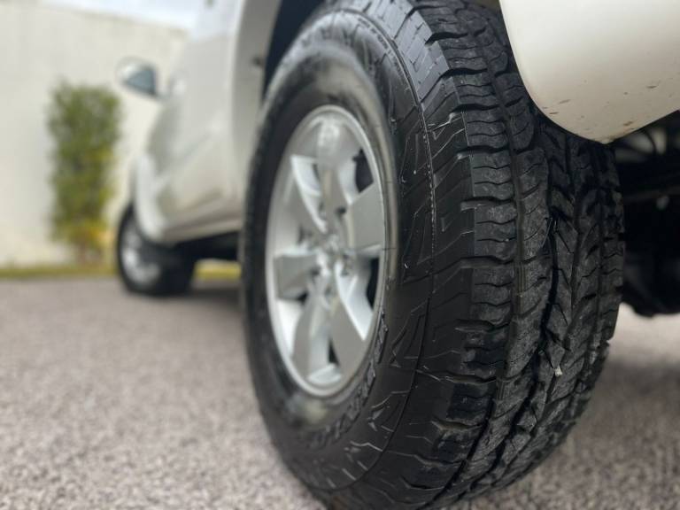 TOYOTA - HILUX - 2013/2013 - Branca - R$ 119.900,00
