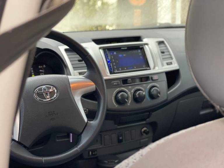 TOYOTA - HILUX - 2013/2013 - Branca - R$ 119.900,00