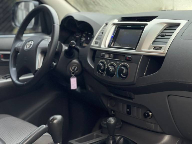 TOYOTA - HILUX - 2013/2013 - Branca - R$ 119.900,00