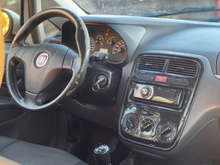 FIAT - PUNTO - 2011/2011 - Branca - R$ 23.900,00