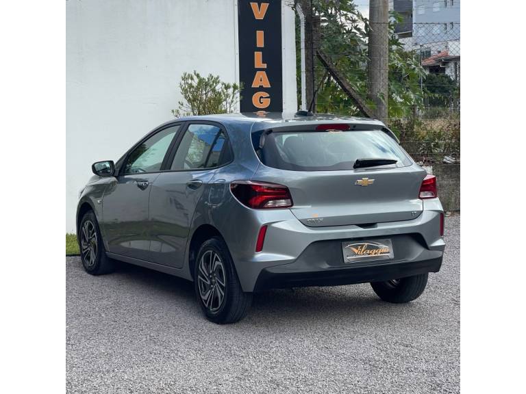 CHEVROLET - ONIX - 2023/2024 - Prata - R$ 72.900,00